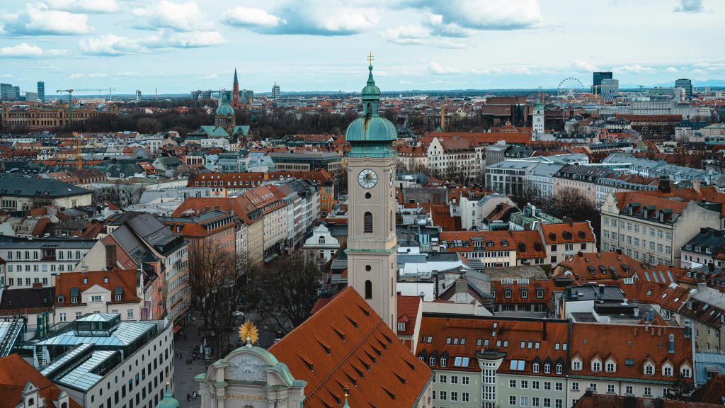 Kirchtürme dominieren die Bilder unserer Städte. Doch wohin geht der Weg der Kirche? Foto: Unsplash